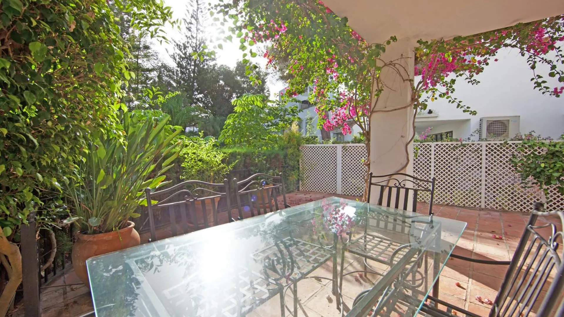 White Pearl Beach J4 Marbella 0*,  Spanien