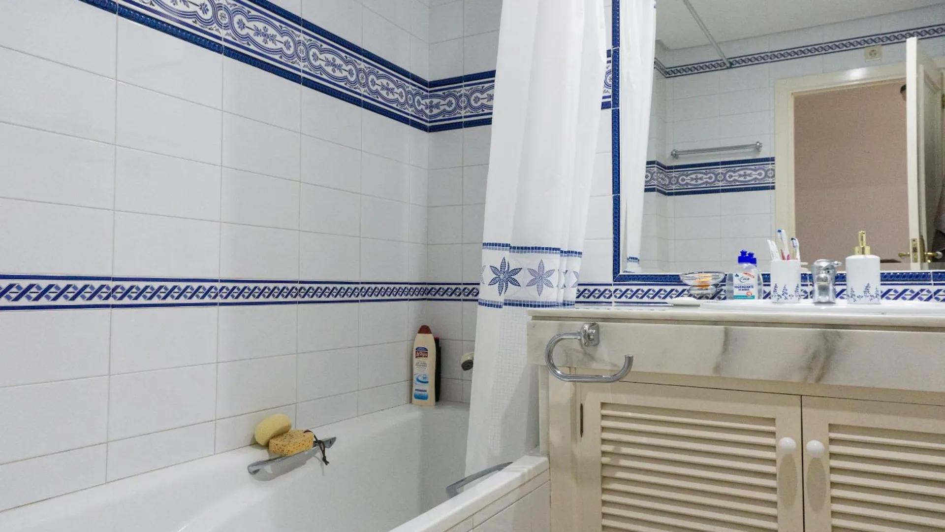 White Pearl Beach J4 Marbella 0*,